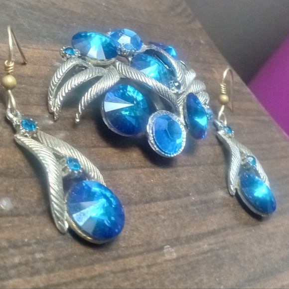 RARE SET! Watermelon Peacock Rivoli Brooch Earrings Set 1960s Blues - Picture 1 of 11